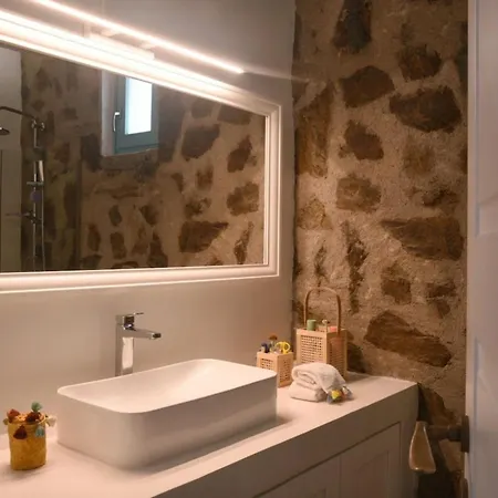 Vakantiehuis 65 Stairs τo ηeaven Private Pool