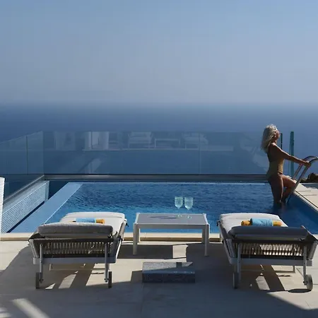 Vakantiehuis 65 Stairs τo ηeaven Private Pool